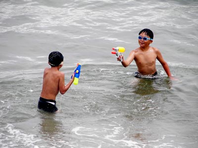 海で遊ぶ従兄弟